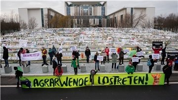 Unter dem Motto „Wir haben es satt!“ protestierte am Sonnabend in Berlin ein Bündnis aus rund 60 Organisationen und ökologisch orientierten Landwirten gegen die aktuelle deutsche Agrar- und Ernährungspolitik.