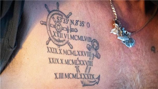 Maritime Tage in Bremerhaven: Das sind die coolsten Tattoos auf dem Fest (Fotos) Unter dem Steuerrad mit den Koordinaten seiner Heimat Bremerhaven hat sich dieser Besucher die Geburtstage seiner Familie in die Brust stechen lassen.