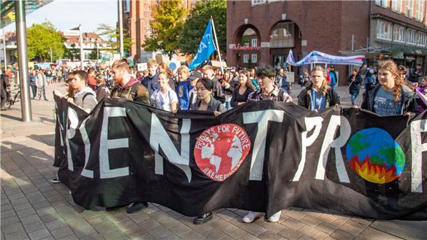 So lief die Fridays For Future-Demo heute in Bremerhaven Unter dem Titel „#PeopleNotProfit“ hatte die Klimaschutz-Bewegung Fridays For Future zum elften globalen Klimastreik aufgerufen.