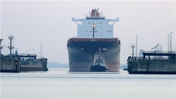 Unter den Augen zahlreicher Schaulustiger ist das Containerschiff „Al Kharj“ gestern Nachmittag mit Schlepperkraft vor dem Außenhaupt der Kaiserschleuse in Position gebracht worden. Das Schiff wurde 2008 gebaut, kann rund 6500 Container transportieren, ist 40 Meter breit und mit 306,10 Meter um 1,10 Meter länger als die Kammer der Kaiserschleuse.