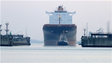 Unter den Augen zahlreicher Schaulustiger ist das Containerschiff „Al Kharj“ gestern Nachmittag mit Schlepperkraft vor dem Außenhaupt der Kaiserschleuse in Position gebracht worden. Das Schiff wurde 2008 gebaut, kann rund 6500 Container transportieren, ist 40 Meter breit und mit 306,10 Meter um 1,10 Meter länger als die Kammer der Kaiserschleuse.