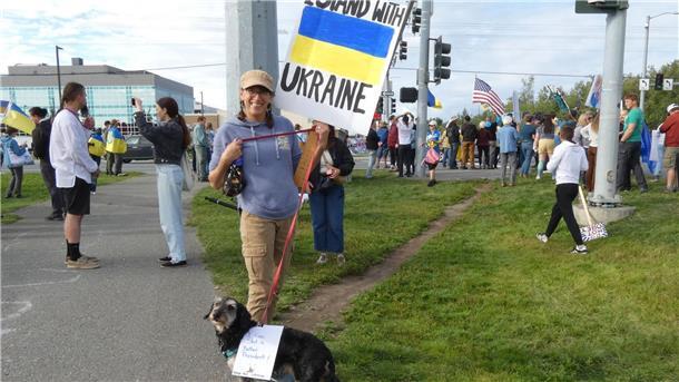 „We stand with Ukraine“ - Protest in Alaska vor Gipfel Unter den Demonstranten: auch der ein oder andere Hund.