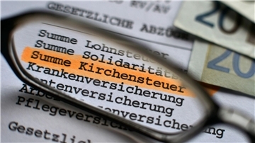Unter den gesetzlichen Abgaben ist auf einer Abrechnung die Kirchensteuer ausgewiesen.