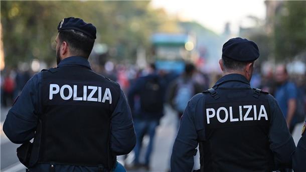 Fußball-Ultras stoppen fahrenden Zug: Elf Verletzte Unter den Verletzten bei den Fankrawallen in Udine sind auch zwei Polizisten.