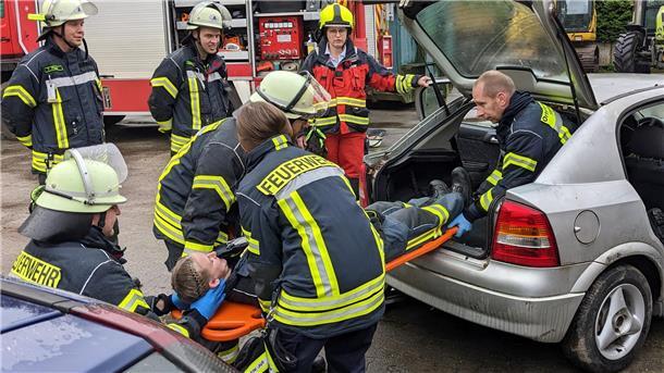 So proben Feuerwehrleute in Lehnstedt die Unfallrettung Unter den wachsamen Blicken der Ausbilderin (mit gelbem Helm) wurde die schonende Rettung eines Unfallopfers geübt.