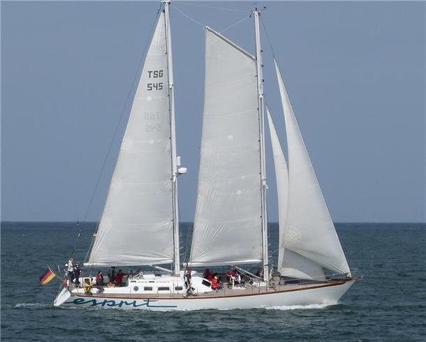 Unter der Führung von Skipper Christian Spratte läuft am Freitag die Schoneryacht „Esprit“ in den Neuen Hafen ein.