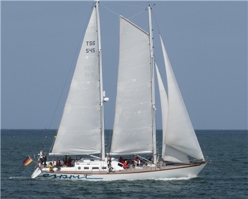 Unter der Führung von Skipper Christian Spratte läuft am Freitag die Schoneryacht „Esprit“ in den Neuen Hafen ein.