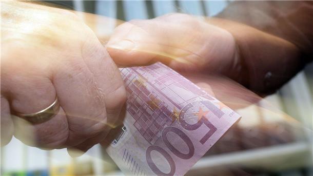 Deutschland unternimmt noch zu wenig gegen Korruption Unter der Hand: Ein 500-Euro-Schein wechselt den Besitzer (Symbolbild).