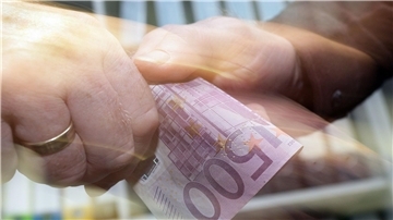 Unter der Hand: Ein 500-Euro-Schein wechselt den Besitzer (Symbolbild).