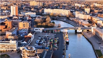 Blick auf die Stadt Bremerhaven. Unter der Kennedybrücke befindet sich das Geestesperrwerk – hier erfolgen die nächtlichen Arbeiten. Für den Ausbau der Tore wird die Brücke zeitweise hochgeklappt und der Verkehr umgeleitet.