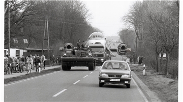 Unter großem Aufsehen wurde der Rumpf der notgelandeten Breguet Atlantic über die B 6 zum Flugplatz zurückgebracht.