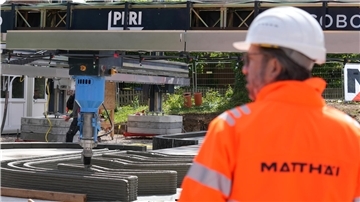 Ein Portaldrucker druckt Beton