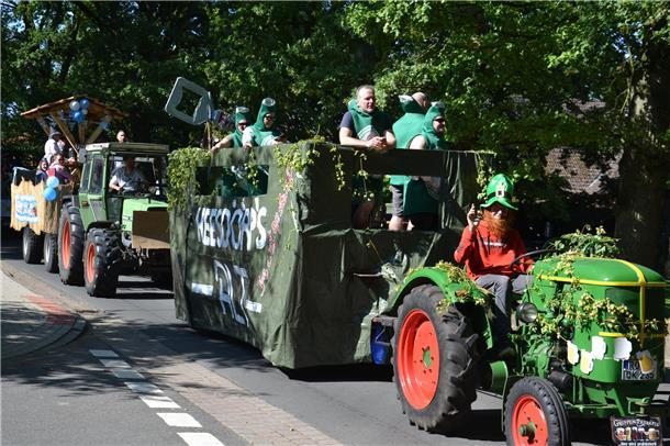 Unter ihren Gummianzügen dürften die grünen Männchen angesichts hochsommerlicher...