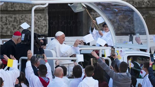 Unter Jubel und Applaus wurde Papst Franziskus in seinem berühmten Papamobil durch die Reihen der Besucher und Gläubigen gefahren.