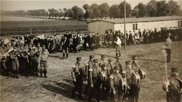  Einmarsch der zweiten Berliner Arbeitskolonne in das Lager Gyhum am 12. September 1934.