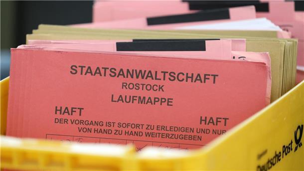 Keine Ermittlungen nach Geldwäsche-Vorwurf gegen LNG-Manager Unterlagen der Staatsanwaltschaft Rostock bei einem Prozess im Landgericht (Symbolfoto). Die Anklagebehörde lehnte Ermittlungen gegen einen LNG-Manager ab.