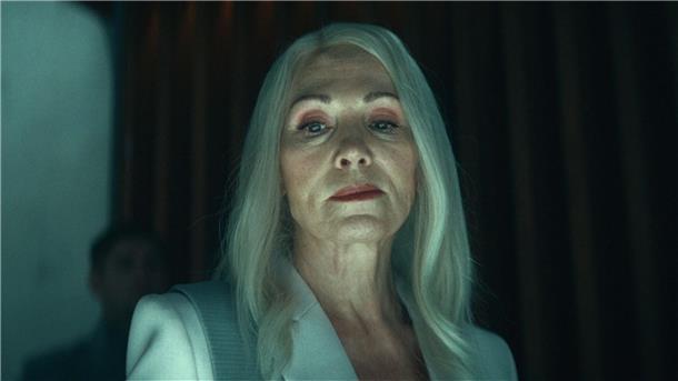 Netflix-Film „Paradise“ ist rund um die Welt ein Hit Unternehmerin Sophie Theissen (Iris Berben) hat mit ihrer Firma Aeon ein Verfahren für Lebenszeitspenden entwickelt.