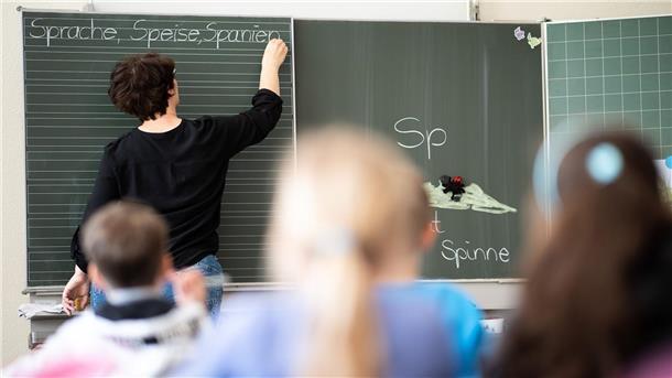 Große Mehrheit unzufrieden mit Bildungspolitik und Schulen Unterricht an einer Grundschule: Die Probleme im deutschen Bildungssystem stehen seit Monaten im Fokus der politischen Debatte.