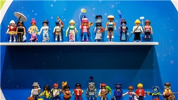 Unterschiedliche Figure während der Neuheitenschau der Spielwarenmesse am Stand von Playmobil.