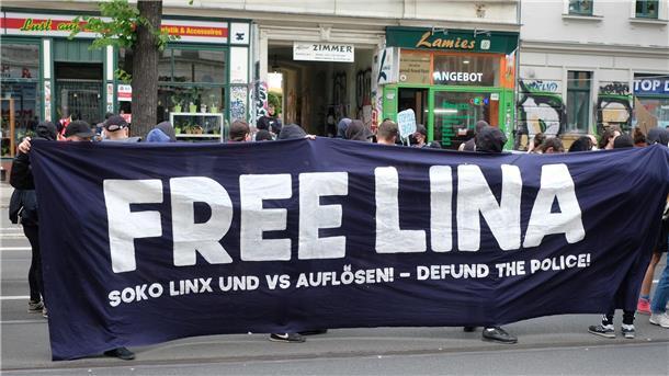 Prozess gegen mutmaßliche Linksextremisten: Urteil erwartet Unterstützer von Lina E. im Leipziger Stadtteil Connewitz. Wegen des Verdachts linksextreme Anschläge angeführt zu haben, sitzt die Studentin seit mehreren Monaten in Untersuchungshaft.