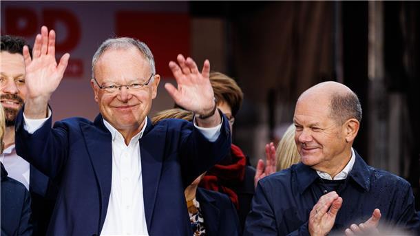 Vor Landtagswahl in Niedersachsen: SPD siegessicher Unterstützung aus Berlin: Bundeskanzler Olaf Scholz ist zum Wahlkampfabschluss von Ministerpräsident Stephan Weil (l) nach Hannover gekommen.