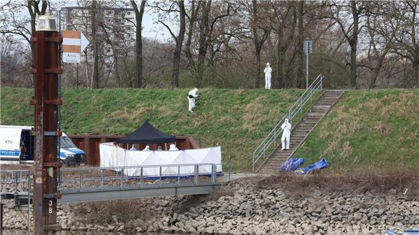 Untersuchungen am Fundort der Leiche.