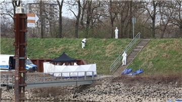 Untersuchungen am Fundort der Leiche.