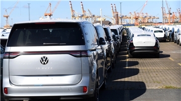 Neufahrzeuge parken im Hafen. 