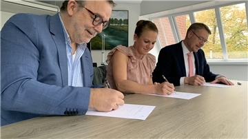 Unterzeichnung der Richtlinie für den Familienbeirat der Stadt Zeven mit Melanie Cloppenburg, 1. Vorsitzende des Familenbeirates, Bürgermeister Michael Solty (links) und Stadtdirektor Henning Fricke.
