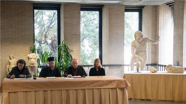 Vatikan gibt Parthenon-Fragmente an Griechenland zurück Unterzeichnung der Schenkungsurkunde für drei Fragmente des Parthenon-Tempels, die rechts auf dem Tisch ausgestellt sind.