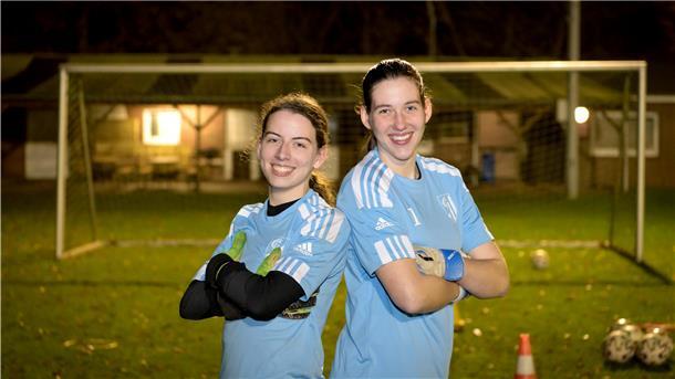 Diese beiden „Torsteherinnen“ lassen keinen rein Unüberwindbar: Franziska Lühring und Svenja Feldmann, die Torhüterinnen des FC Geestland.