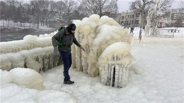 Dutzende Tote wegen eisiger Temperaturen in den USA Unweit der Great-Falls-Wasserfälle von Paterson im US-Bundesstaat New Jersey geht ein Mann über eine dicke Eisschcht.