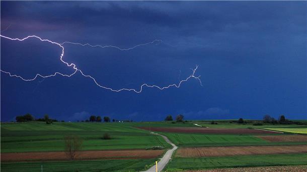 Hunderte Einsätze nach Gewittern und heftigen Regenfällen Unwetter in Teilen Westdeutschlands. Heute soll sich die Lage wieder etwas entspannen.