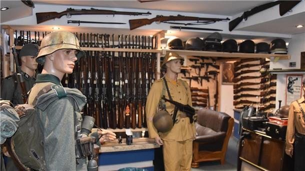 „Extrem gefährlich“: Polizei entdeckt riesiges Waffenarsenal Unzählige Weltkriegswaffen, Wehrmachtsuniformen und auch aktuellere Kriegswaffen fanden die Beamten im Keller eines Hauptbeschuldigten.