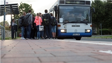 Unzufrieden mit dem Transport zur Schule: Haltestellen gibt es in der Stadt Geestland reichlich - einigen Elternvertretern am NIG reicht die Anzahl der Busse nicht.