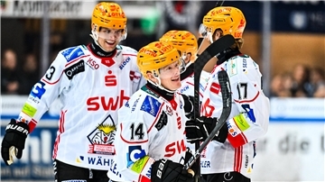 Eishockey-Spieler bilden eine Jubeltraube. Die Fischtown Pinguins aus Bremerhaven feiern Ross Mauermann nach seinem Hattrick.