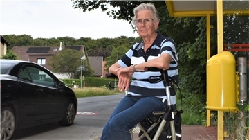 Ursula Kück hat an der Bushaltestelle Nordeschweg lange gewartet auf Buslinie 504, doch die kam nicht. Die 86-Jährige setzte sich auf ihren Rollator, um Kräfte zu sparen. Eigentlich wollte sie „nur“ zum Friedhof nach Langen. Doch dann kam alles anders.