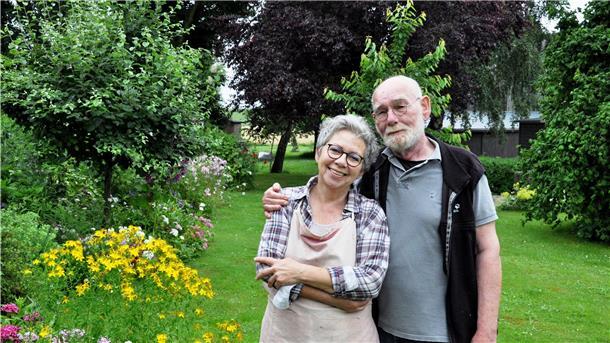 Ursula Peschke-Maßmann und Jürgen Maßmann in ihrem weitläufigen Garten in Volkers.
