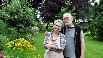 Ursula Peschke-Maßmann und Jürgen Maßmann in ihrem weitläufigen Garten in Volkers.