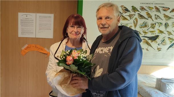 Vorsitzender blickt zurück: erfolgreiches Jahr für Waldkindergarten Ehrung von Ursula Sturmheit-Hübner für ihre langjährige Mitgliedschaft im Verein.