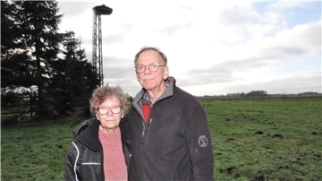 Ursula und Peter Schnepper vor dem Storchenhorst, den sie vor Jahren auf ihrem Grundstück errichtet haben und nun auf Anordnung des Landkreises Wesermarsch nun abbauen sollen.