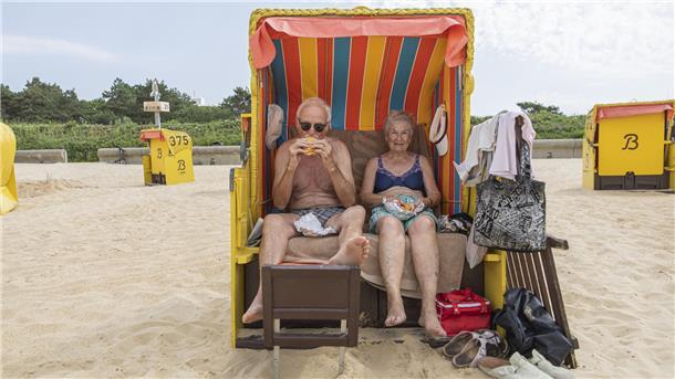 Ursula und Werner Sapia aus dem Auetal im Strandkorb in Cuxhaven-Duhnen.