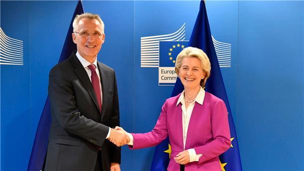 Nato und EU wollen enger kooperieren Ursula von der Leyen, Präsidentin der Europäischen Kommission, und Nato-Generalsekretär Jens Stoltenberg vor einem Treffen im Brüsseler EU-Hauptquartier.