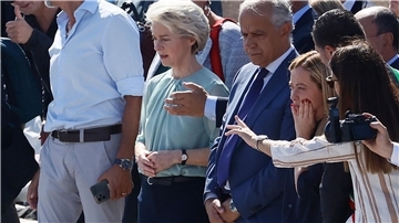 Ursula von der Leyen und Giorgia Meloni besuchen die Insel Lampedusa. Dort waren in den vergangenen Tagen Tausende Migranten angekommen.