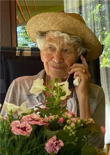 Alte Frau am Telefon