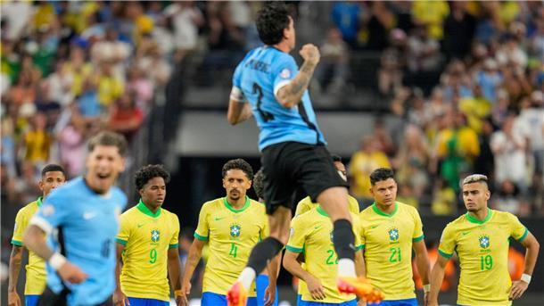 Uruguay schlägt Brasilien im Copa-Viertelfinale Uruguay jubelt gegen Brasilien nach dem Elfmeterschießen.