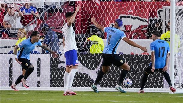 Gastgeber USA scheitert bei Copa América in Gruppenphase Uruguays Mathias Olivera (l) entscheidet mit seinem Tor das Aus der US-Mannschaft.