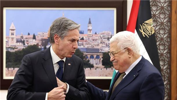 Blinken bekräftigt in Ramallah Zwei-Staaten-Vision US-Außenminister Antony Blinken (l.) im Gespräch mit Palästinenserpräsident Mahmud Abbas.
