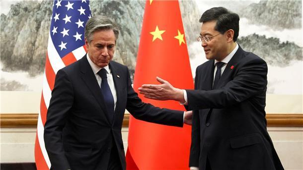 Wieder im Gespräch: US-Außenminister Blinken in Peking US-Außenminister Antony Blinken (l) wird vom chinesischen Außenminister Qin Gang empfangen.