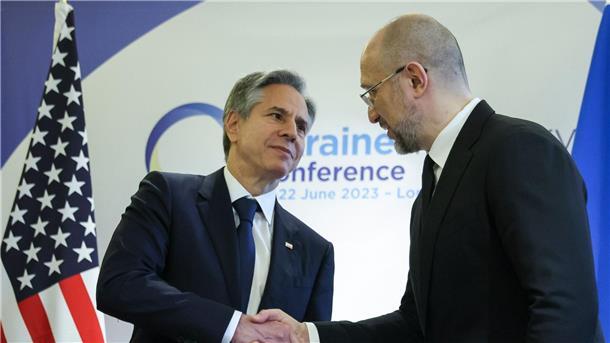 US-Außenminister Antony Blinken (l) und der ukrainische Ministerpräsident Denys Schmyhal bei der Internationalen Konferenz zum Wiederaufbau der Ukraine in London.